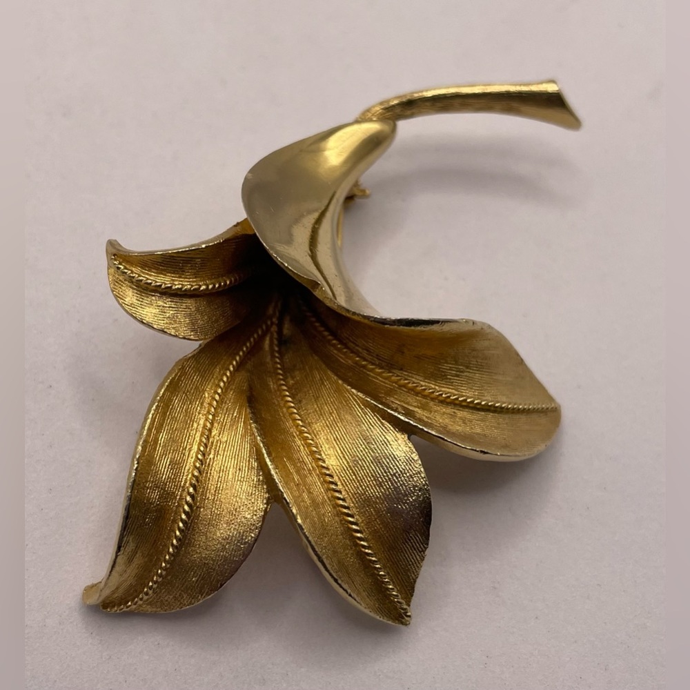 Vintage Signed Pegasus Coro Large Gold Tone Flower Lillies Pin Brooch